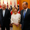 Kongeparet ble tatt i mot av statsminister Tony Abbott i Parliament House i Canberra. Foto: Lise Åserud / NTB scanpix